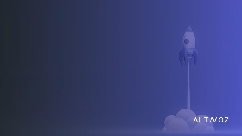 Founder de startup revisando métricas de crecimiento mientras trabaja en su estrategia de comunicación corporativa.