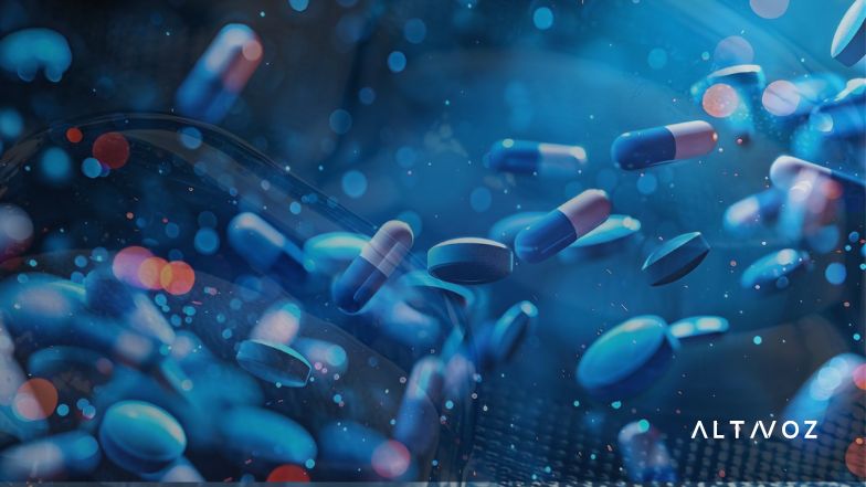 Equipo de comunicación farmacéutica revisando contenidos regulatorios para evitar publicidad engañosa en Perú.