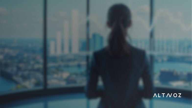 Fundador de una startup tecnológica planificando una estrategia de reputación digital junto a su equipo de comunicación.