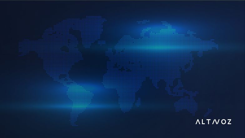 Equipo de startup peruana desarrollando una estrategia de comunicación internacional para atraer clientes corporativos.