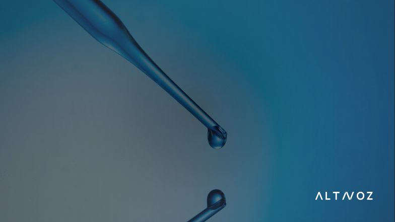 Equipo de comunicación de un laboratorio diseñando contenidos diferenciados para médicos y pacientes en redes sociales.