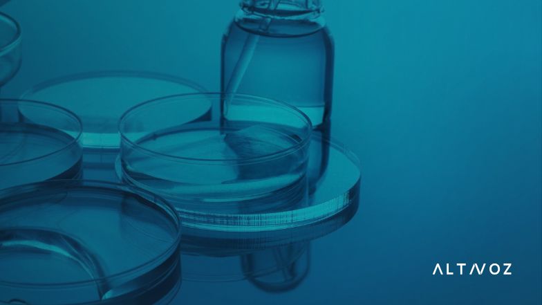 Equipo farmacéutico revisando informes científicos mientras desarrolla una estrategia de comunicación médica clara.